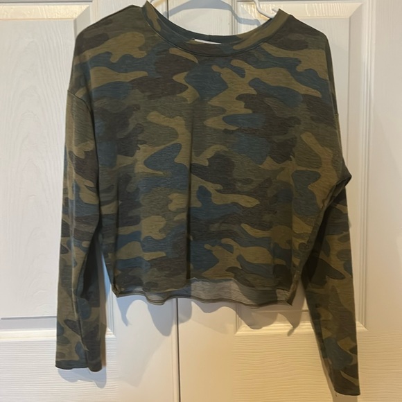Worn 1X, Socialite, Womens, LS lightweight, cropped top in camo print - Picture 1 of 4